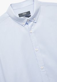 Lichtblauw button-up shirt met een klassieke kraag, witte knopen en een gladde textuur. Etiket zichtbaar binnenin de kraag.