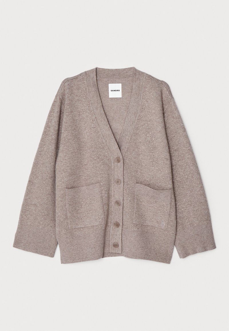 Hellbrauner Cardigan mit V-Ausschnitt, Knopfleiste und zwei Vorderaschen. Die Strickstruktur weist dezente Muster und gerippte Bündchen auf.