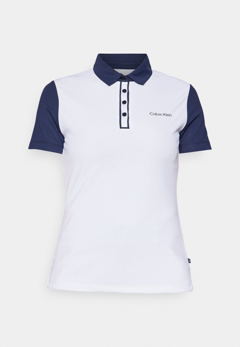 Polo blanc à manches courtes avec col, manches, bordure de la patte de boutonnage bleu marine et logo "Calvin Klein" sur la poitrine gauche.