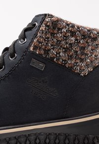 Bottines en daim noir avec détails en tissu tissé brun et gris, lacets ronds, logo embossé et semelle en caoutchouc texturée.