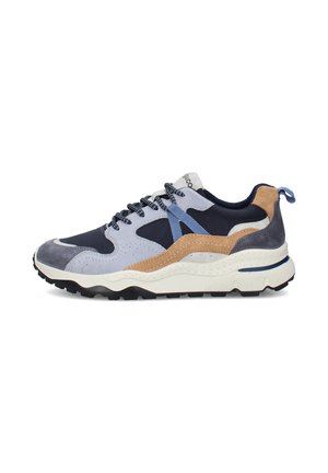 Sneaker casual con pannelli in suede e tessuto blu navy, azzurro, marrone chiaro e grigio, lacci neri e bianchi con motivo e suola bianca spessa con battistrada nero.