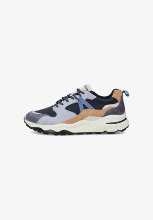 Sneaker casual con pannelli in suede e tessuto blu navy, azzurro, marrone chiaro e grigio, lacci neri e bianchi con motivo e suola bianca spessa con battistrada nero.