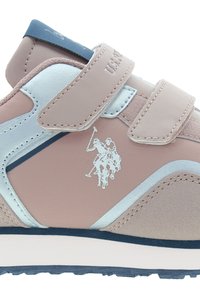Světle růžová sportovní bota na suchý zip, stříbrné detaily, strukturovaný materiál a bílá značka s hráčem póla na boku.