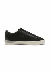 Zapatillas de ante negro con una capa de piel suave, suela de goma gris y detalles texturizados. Presenta cordones negros y un diseño minimalista.