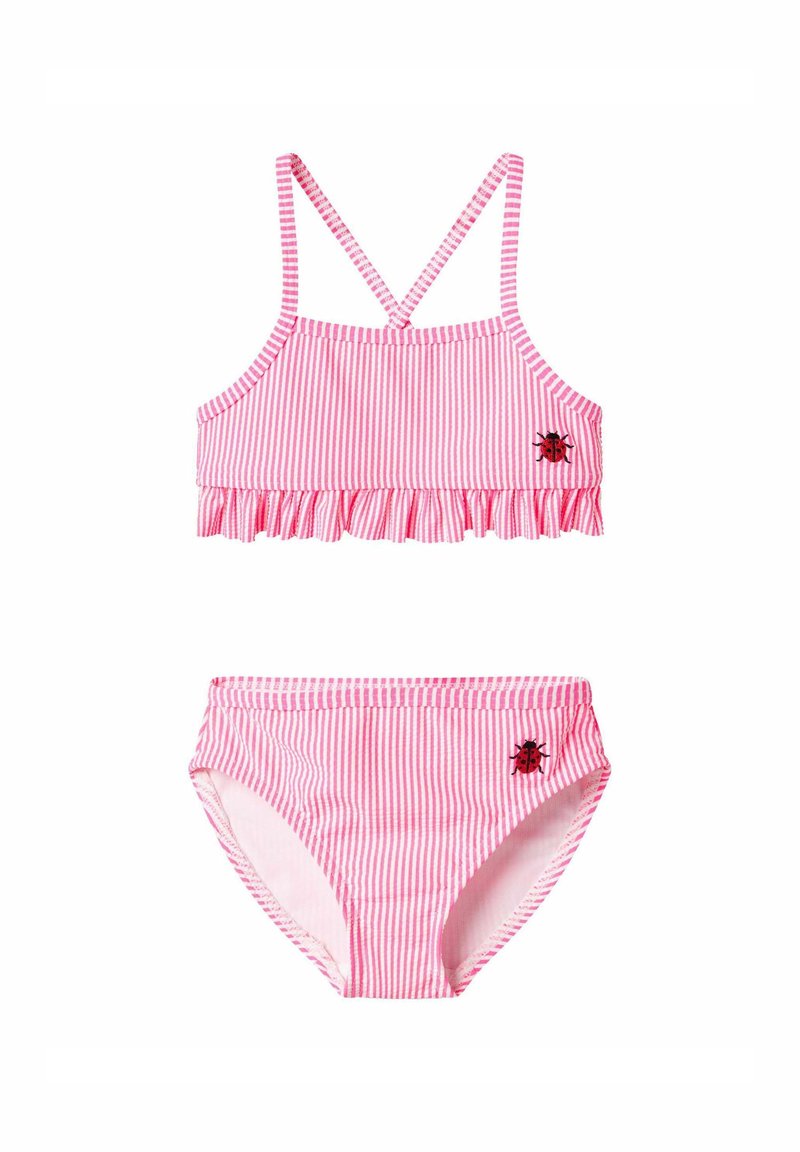 Ružičasti i bijeli prugasti dvodijelni kupaćii kostim s ruffled crop topom i podešivim naramenicama, uz odgovarajući bikini donji dio, ukrašen značkom bubamare.