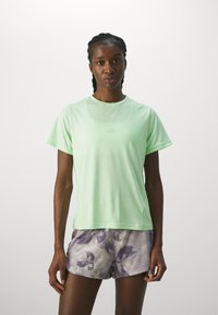 adidas Performance DESIGNED - T-shirt till träning - semi green spark