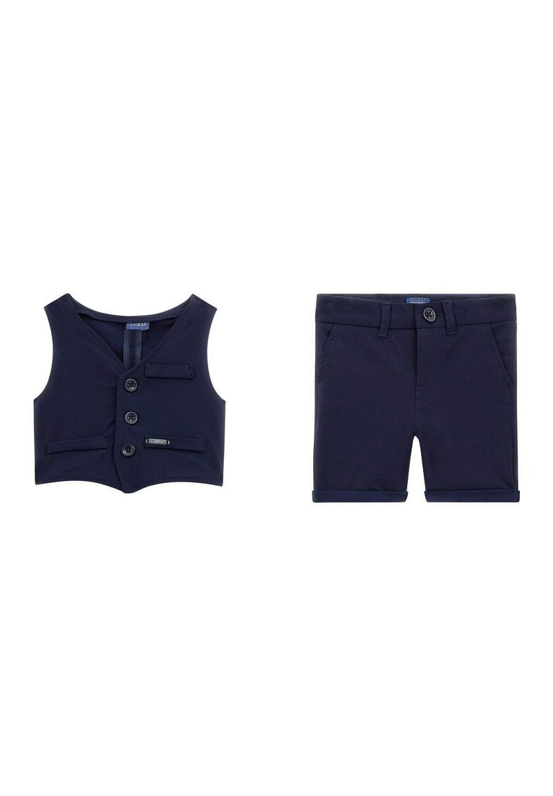 Gilet per bambini blu navy con tre bottoni e due tasche frontali abbinato a pantaloni corti coordinati con bottone e orlo arrotolato.