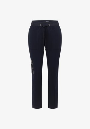 Marineblauwe taps toelopende broek met elastische tailleband, trekkoord, voorzakken en een ritssluitingzijzak aan de linkerpijp.