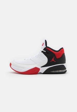 Baskets montantes blanches, noires et rouges avec coussin d’air visible, logo Jumpman et numéro 3 sur la languette, vues de côté.