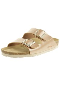 Roze gouden leren sandaal met twee verstelbare gespen, gevormd voetbed en een gestructureerde kurken zool. Lichtgewicht ontwerp voor comfort.