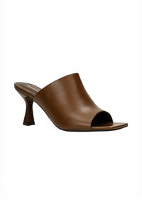 Bruine leren mule met open teen, een vierkante neus en een uitlopende hak van gemiddelde hoogte op een witte achtergrond.