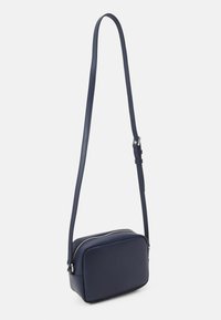 Borsa a tracolla in pelle blu navy con forma rettangolare, chiusura con zip e tracolla regolabile. Tessuto liscio con dettagli in metallo di colore argento.