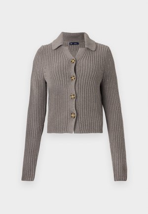 Grå strikket cardigan med krave, der har en knaplukning foran, lange ærmer og ribbet tekstur. Knapperne er runde og brune.