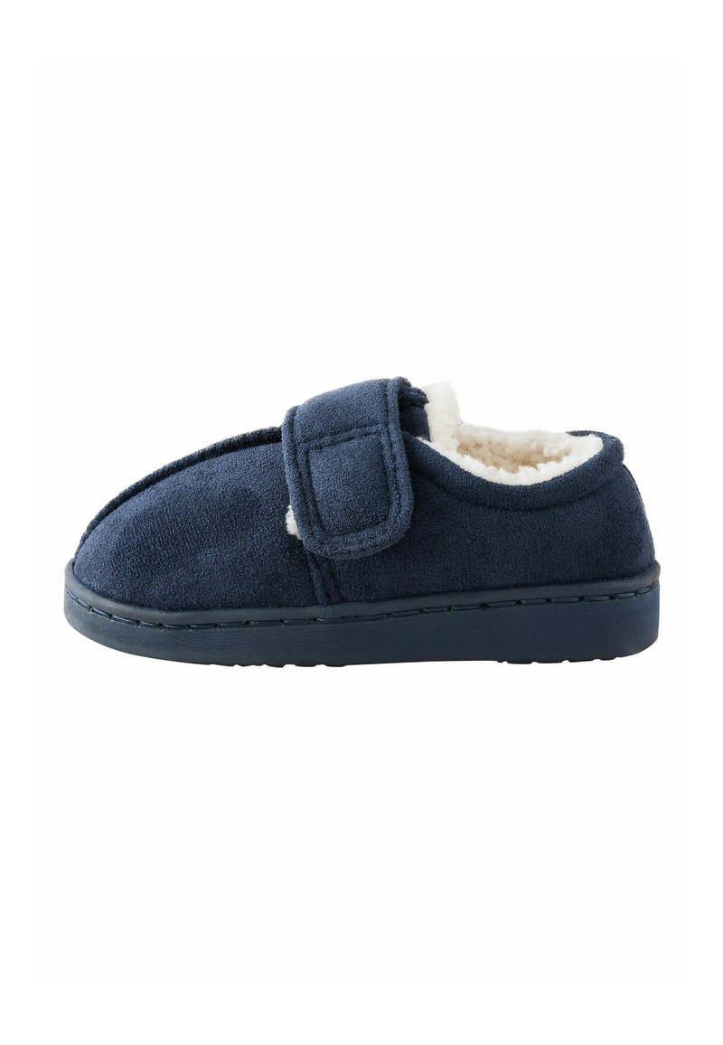 Chausson en tissu doux bleu marine avec sangle réglable et doublure en polaire blanche moelleuse, conçu pour le confort et la chaleur.