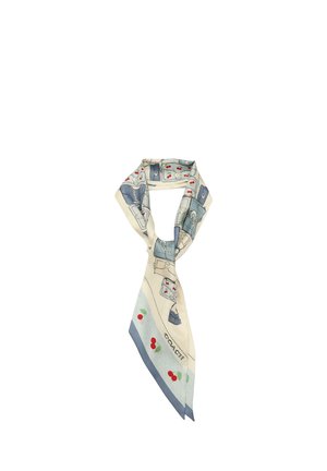 Foulard en soie aux tons bleu et crème, avec des motifs de cerises et des illustrations de sacs à main, noué en un nœud lâche.