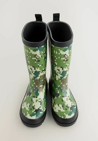 Bottes de pluie camouflées vertes et marron avec une finition lisse et brillante, dotées de languettes de traction en haut et d'une semelle en caoutchouc noire.