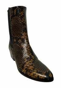 Botín de punta afilada en cuero estampado de serpiente marrón y negro, con paneles laterales elásticos y tacón bajo para mayor estabilidad.