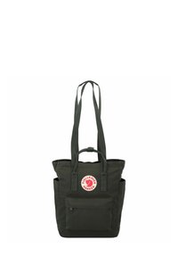 Bolso tote de color verde oscuro hecho de tela resistente. Tiene dos correas largas, un bolsillo frontal, una etiqueta con el logotipo y bolsillos laterales para almacenamiento adicional.