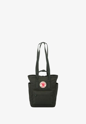 Donkergroene tote bag gemaakt van duurzame stof. Voorzien van twee lange hengsels, een voorvak, een logo patch en zijvakken voor extra opbergruimte.