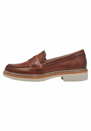 Mocassin en cuir marron avec un accent cousu sur le dessus, semelle en caoutchouc beige et détails orange le long du bord de la semelle. Texture lisse, forme classique.