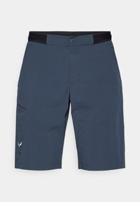 Σκούρο μπλε σορτς φτιαγμένο από ελαφρύ ύφασμα. Διαθέτει μαύρη ζώνη, κλείσιμο με κουμπί μπροστά και μια πλαϊνή τσέπη με διακριτική ραφή.