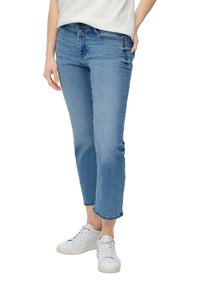 Lichtblauwe denim cropped jeans met een rechte pasvorm, voorzien van een klassieke vijf-pocketontwerp en een knoopsluiting, gecombineerd met witte sneakers.