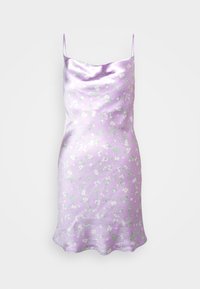 Vestido de cetim lilás com alças finas, apresentando um padrão floral em branco e verde, uma textura suave e uma bainha ligeiramente ondulada.