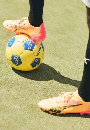 ULTRA MATCH FG/AG - Zapatillas fútbol para césped artificial - sun stream/black/sunset glow