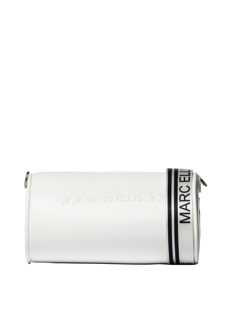 Witte cilindervormige tas van glad materiaal, met een zwart-wit gestreepte schouderband met het reliëf van het logo "MARC ELLIS" en een zilveren rits.