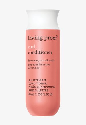Roze cilinderfles met een witte dop, gelabeld "Living proof. curl conditioner." De tekst bevat "sulfaatvrij" en bevat 60 mL.