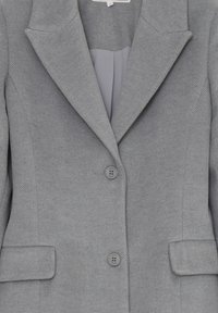 Blazer grigio a motivi houndstooth con rever a notched, due tasche frontali e tre bottoni. Tessuto testurizzato con una fodera liscia.