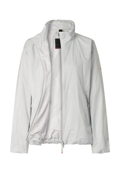 Witte lichte jas met opstaande kraag, open frontrits en elastische zoom, getoond tegen een witte achtergrond.