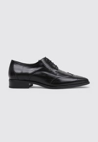 Zapato de vestir negro de cuero con puntera puntiaguda, acentos texturizados y diseño de cordones. Presenta detalles perforados a lo largo de la puntera.