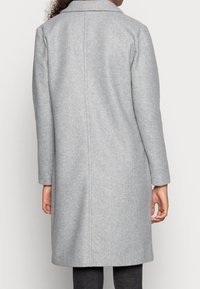 Grauer Wollmantel mit geradem Schnitt, langen Ärmeln, Reverskragen und einer einzigen Rückennaht, mit glatter Textur und knielangem Design.