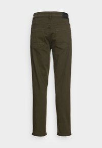 Pantalones de algodón verde oscuro con corte recto, que cuentan con dos bolsillos traseros y una textura suave. Incluyen un acento de cinturilla negra.