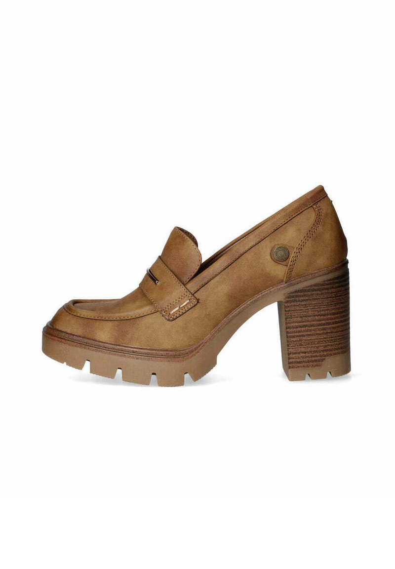 Mocasines de cuero marrón con tacón y puntera redondeada, que cuentan con un detalle de correa cosida y un tacón apilado texturizado. Suela de goma con agarre.