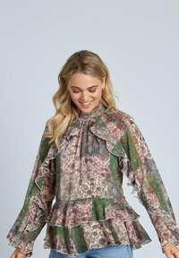 Blusa stampata con scollo e maniche a balze. Caratterizzata da un motivo floreale e geometrico in tonalità di verde, rosa e beige. Tessuto leggero.