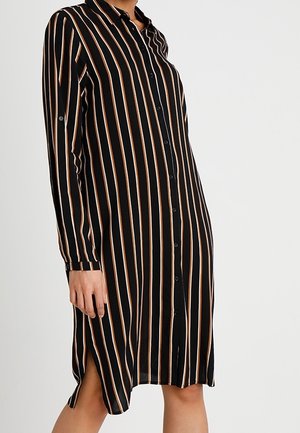 Schwarzes Hemdblusenkleid mit vertikalen Streifen in Orange und Beige, mit Kragen, langen Ärmeln und Seitenschlitzen.