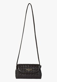 Borsa a tracolla in pelle nera intrecciata con cinturino lungo, chiusura a scatto e dettaglio logo dorato sul davanti. Texture liscia e forma compatta.