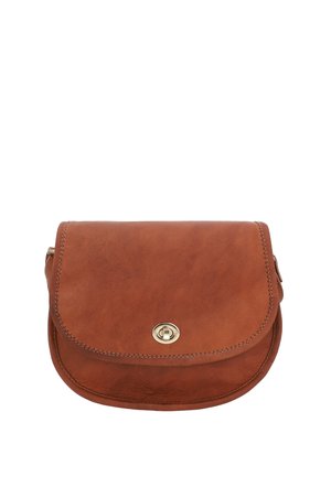 Brun lædertaske med skrå rem, afrundet klap og lås med guldfarvet drejespænde, vist mod en hvid baggrund.