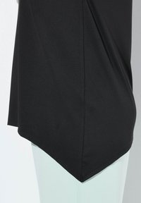 QUICK DRYING POINTED HEM STRETCH FIT - Jednoduché tričko - black