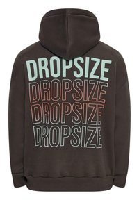 Brun hoodie med et stort gentaget "DROPSIZE" grafik i lyseblå og orange på ryggen. Materialet ser blødt ud med en afslappet pasform.