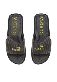 Czarne i szare sandały typu slip-on z teksturowaną gumową podeszwą, z paskiem z sztruksu i żółtym logo "KUBOTA".