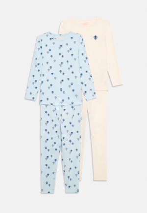 Zwei Sets Kinderpyjamas: eines hellblau mit Ballon-Print, das andere einfarbig creme. Weicher Stoff; mit langen Ärmeln und Hosen.