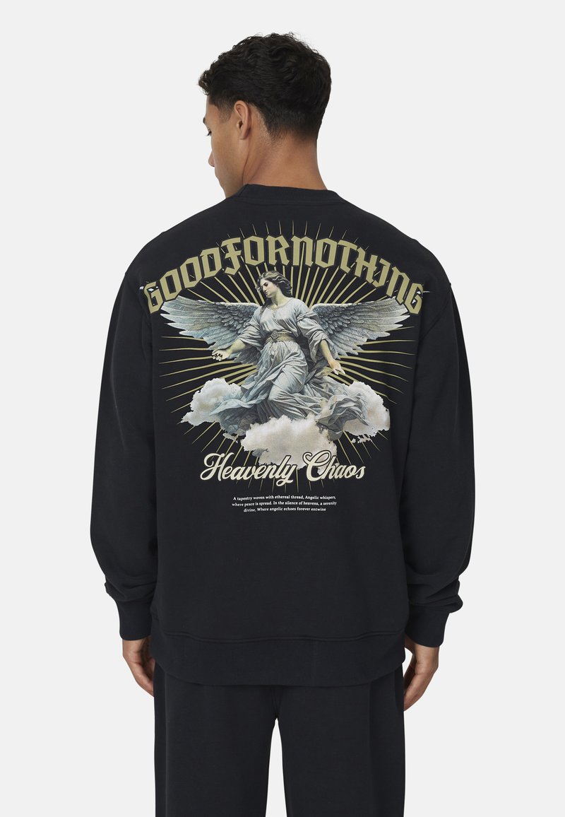 Felpa nera con stampa grafica di un angelo con ali, testo "GOODFORNOTHING" e accenti di nuvole, realizzata in tessuto morbido.