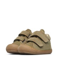 Scarpe in suede verde con due cinturini regolabili in velcro, suole in gomma e dettagli testurizzati alla base. Adatte per un abbigliamento casual.