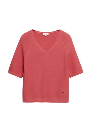 Haut en maille rose corail à manches courtes avec encolure en V et ourlet côtelé, doté d’une petite étiquette de marque en métal près du bord inférieur.