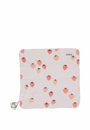 Blød baby tæppe med spredt mønster af lyserøde og ferskenfarvede jordbær, et mærke med teksten "Geggamoja Collection" og en sut festet i det ene hjørne.