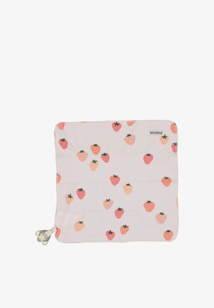 Pehmeä vauvanpeitto, jossa on hajallaan vaaleanpunaisia ja persikanvärisiä mansikoita, etiketti, jossa lukee "Geggamoja Collection", ja tuttinauha kiinnitettynä yhteen kulmaan.