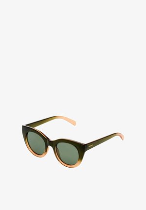 Gafas de sol con un degradado en verde y ámbar de forma cat-eye. Lentes verdes y acabado brillante; montura de plástico liviano con brazos delgados.